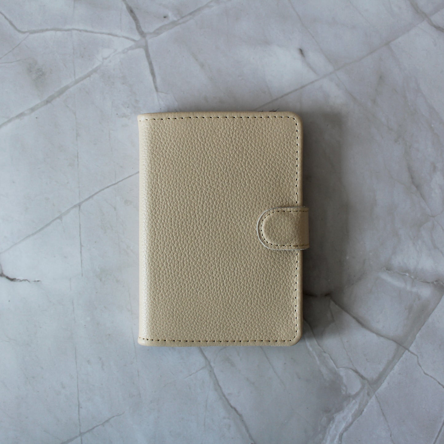 Porta Pasaporte Grabado Beige
